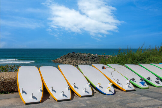 Planches de surf au bord d'une plage de Biarritz