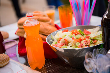 Obraz premium Middle Eastern modern family enjoying Eid Ramadan iftar dinner with salad, bread and drinks at home
