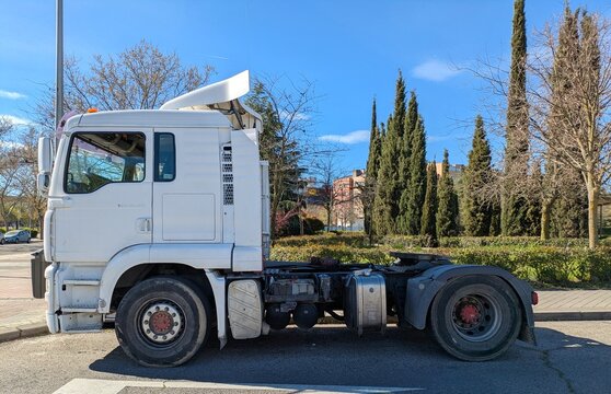 Vista lateral de una cabina tractora de cami&oacute;n MAN TGA 18.410 aparcado en una calle de Madrid, Espa&ntilde;a, 28 de marzo de 2026