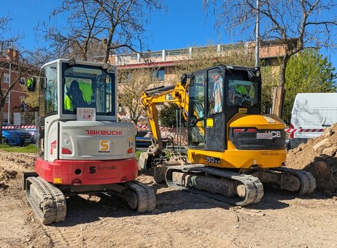 Maquinaria industrial. Mini excavadoras JCB 50Z-2 y Takeuchi TB335R en una obra en Madrid, Espa&ntilde;a, 28 de marzo de 2026