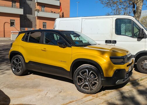 Vista en perspectiva de un autom&oacute;vil el&eacute;ctrico Jeep Avenger aparcado en una calle de Madrid, Espa&ntilde;a, 28 de marzo de 2026