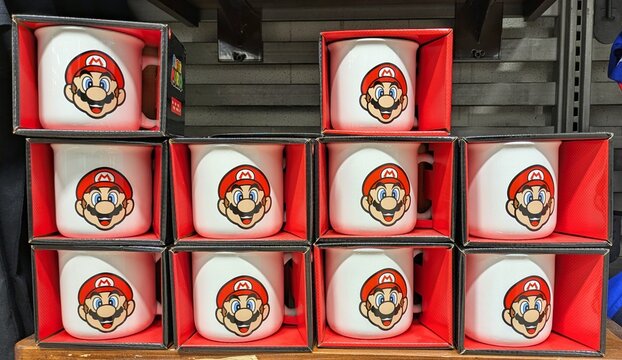 Tazas oficiales del film Super Mario Galaxy by Nintendo con la imagen de la cabeza de Mario, en tienda Carrefour de Madrid, Espa&ntilde;a, 28 de marzo de 2026