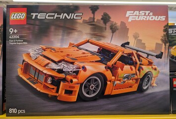 Fototapeta premium Caja con juguete Lego de auto Toyota Supra MK4 de Fast & Furious en una tienda Carrefour, Madrid, España, 28 de marzo de 2026