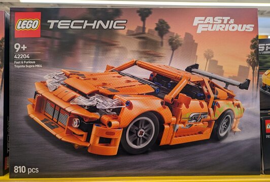 Caja con juguete Lego de auto Toyota Supra MK4 de Fast & Furious en una tienda Carrefour, Madrid, Espa&ntilde;a, 28 de marzo de 2026