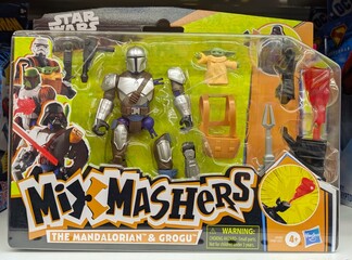 Fototapeta premium Figura de acción de The Mandalorian y Grogu de Star Wars, puesta a la venta en estante de tienda Carrefour en Madrid, España, 28 de marzo de 2026