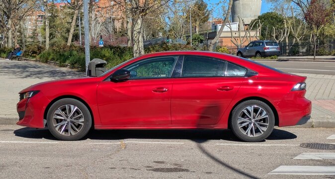 Vista lateral de un autom&oacute;vil berlina Peugeot 508 aparcado en una calle de Madrid, Espa&ntilde;a, 28 de marzo de 2026