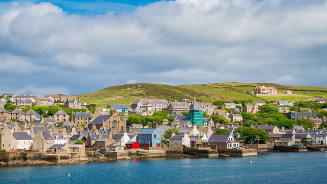 La ville de Kirkwall vue depuis le ferry dans les Orcades, Ecosse