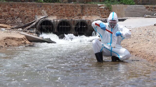 Scientists wearing PE chemical protective suits collected water samples to check water quality after wastewater was treated and discharged into the sea.
