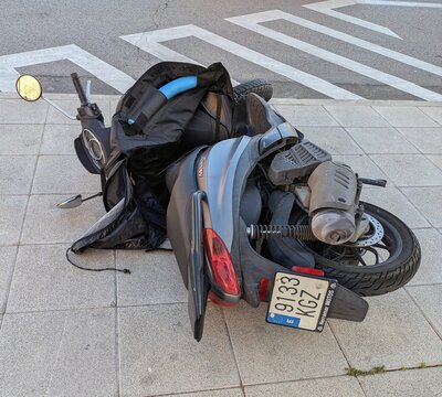 Moto scooter Piaggio Medley derribada por el viento en una calle de Madrid, Espa&ntilde;a, 29 de marzo de 2026