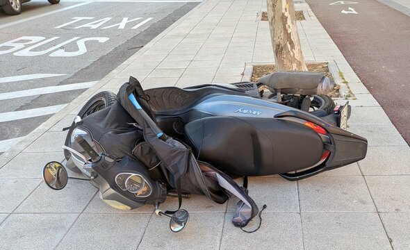 Moto scooter Piaggio Medley derribada por el viento en una calle de Madrid, Espa&ntilde;a, 29 de marzo de 2026