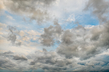 Obraz premium Dramatic sky with fluffy cumulus clouds at sunset light.
