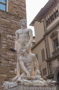 Dieses Bild zeigt die Skulpturengruppe Herkules und Cacus von Baccio Bandinelli, die sich auf der Piazza della Signoria in Florenz befindet.&nbsp;
