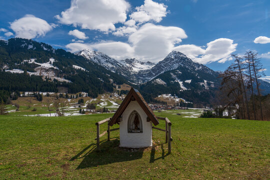 Blick von der Sch&ouml;llanger Burgkirche bei Oberstdorf in die Allg&auml;uer Alpen