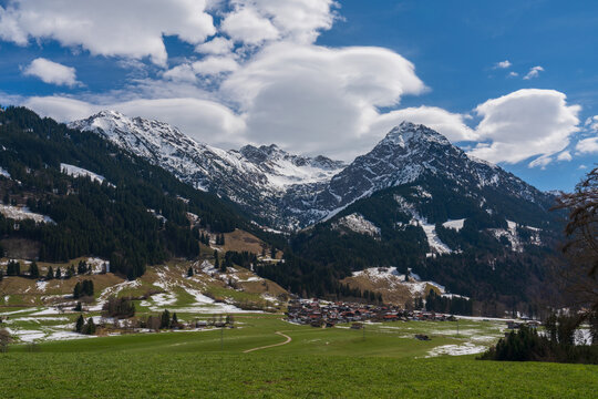 Blick von der Sch&ouml;llanger Burgkirche bei Oberstdorf in die Allg&auml;uer Alpen