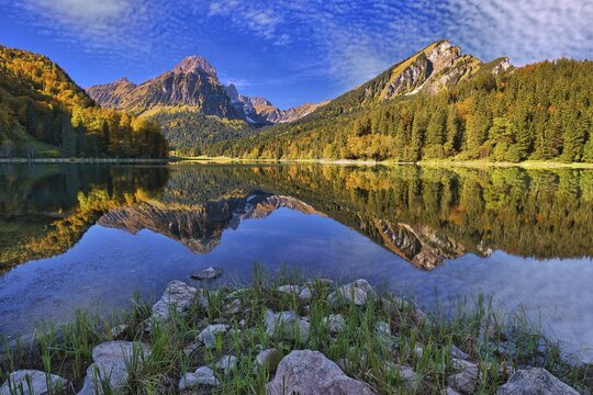 Obersee in autumn, reflection of the mountains Br&uuml;nnelistock and B&auml;rensoolspitz, Canton Glarus, Switzerland