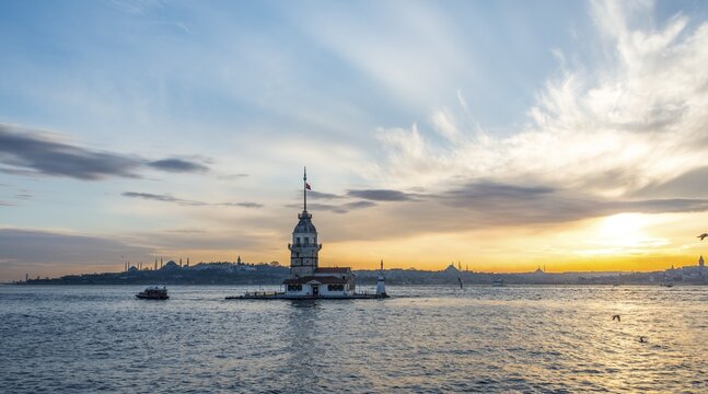 Kız Kulesi, Maiden's Tower or Leander's Tower at sunset, island in Bosporus, &Uuml;sk&uuml;dar, Istanbul Turkey