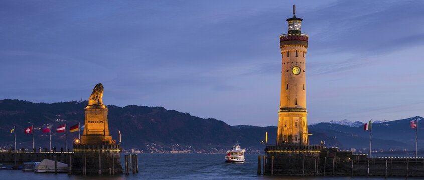 Harbour with lighthouse and Bavarian Lion, Lindau am Lake Constance, Bavaria, Germany