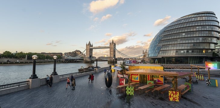 Tower Bridge, More London Riverside with Greater London Authority, in the evening light, London, England, Great Britain