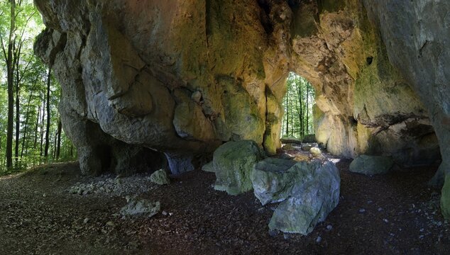 Rock gate Gei&szlig;kirche, passage cave, mystical, hamlet T&uuml;rkelstein, district of G&ouml;&szlig;weinstein, Upper Franconia, Franconia, Bavaria, Germany