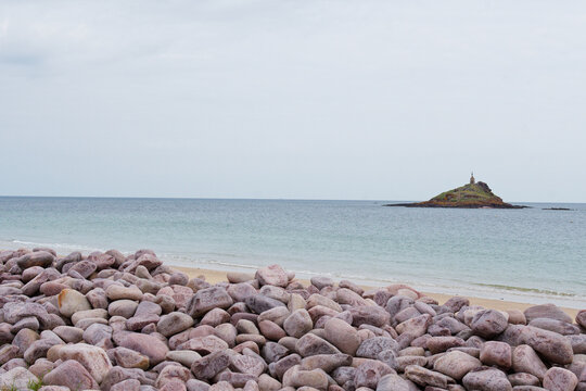 D&eacute;couvrez la plage Saint-Michel &agrave; Erquy : sable blanc, eaux turquoise et vue imprenable sur l'&icirc;lot et sa chapelle. Un site sauvage au gr&egrave;s rose, accessible &agrave; mar&eacute;e basse. Un pur bijou !