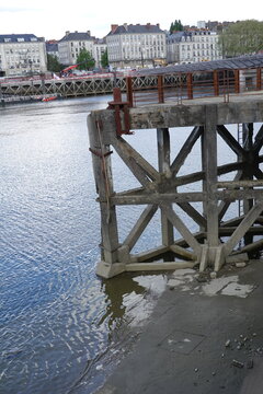 Pontons &agrave; Nantes devant la Loire