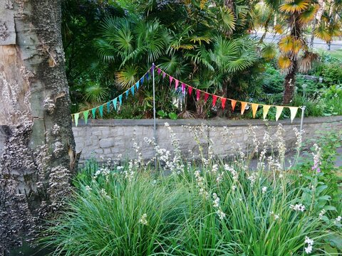 Fahnenkette vor Pflanzen in Bournemouth S&uuml;dengland