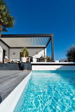 Modern single storey house with bioclimatic pergola and pool