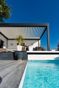 Modern single storey house with bioclimatic pergola and pool