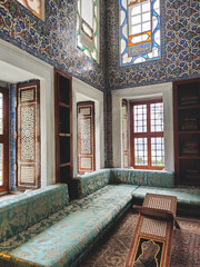Obraz premium Intricate interior of Topkapi Palace with Iznik tiles and turquoise divan in Istanbul Turkey