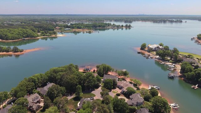 Luxurious homes on Lake Norman north of Charlotte, NC