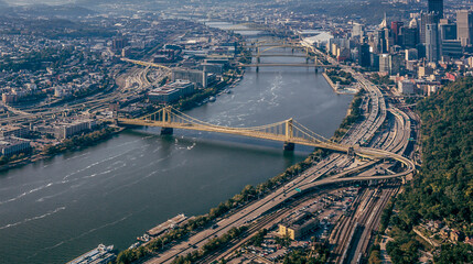 Obraz premium Pennsylvania Cityscape: Aerial View of Urban Architecture and River Crossroad with Scenic Skyline and Greenery