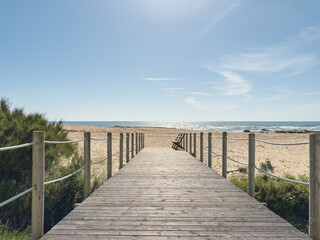 Obraz premium Wooden Boardwalk leading to Miramar Beach Coast