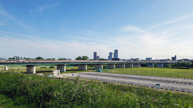 河川を渡る橋