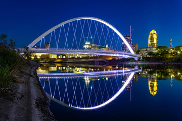 Fototapeta premium Achievement Bridge and Downtown Des Moines at Night