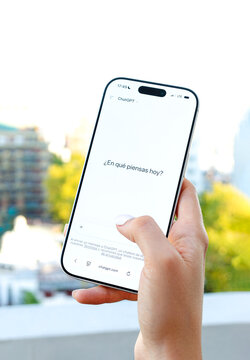 Aplicaci&oacute;n de ChatGPT en tel&eacute;fono m&oacute;vil, interfaz de usuario, chatbot de inteligencia artificial, 14 de mayo de 2026, Buenos Aires, Argentina 