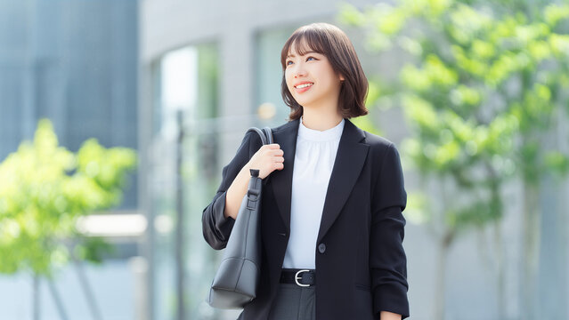 オフィス街を歩く女性・ビジネスウーマン, Businesswoman Walking in an Office District