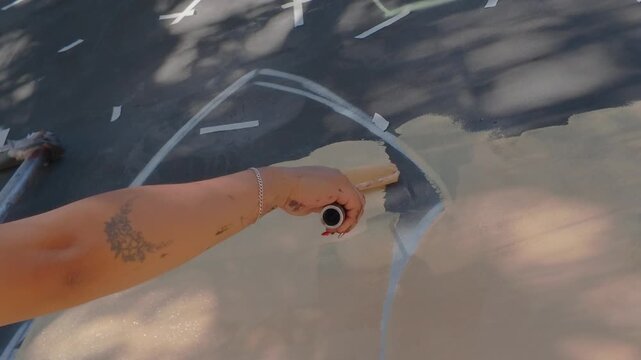 Pintando una pared negra en la ciudad, muro rotulado