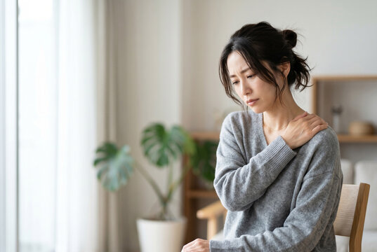 肩こりや首の痛みに悩む辛そうな表情の日本人女性 Generative AI