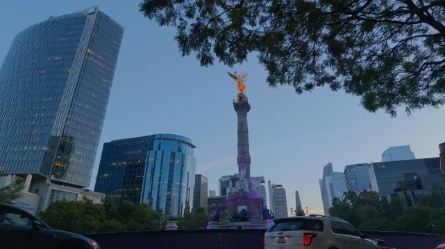 &Aacute;ngel de la Independencia brillando al amanecer con edificios corporativos de Ciudad de M&eacute;xico
