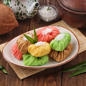 getuk singkong made from steamed cassava, served as a colorful sweet snack with grated coconut