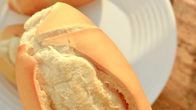 Delicious fresh French bread, crispy on the outside and soft on the inside, ready to be enjoyed.