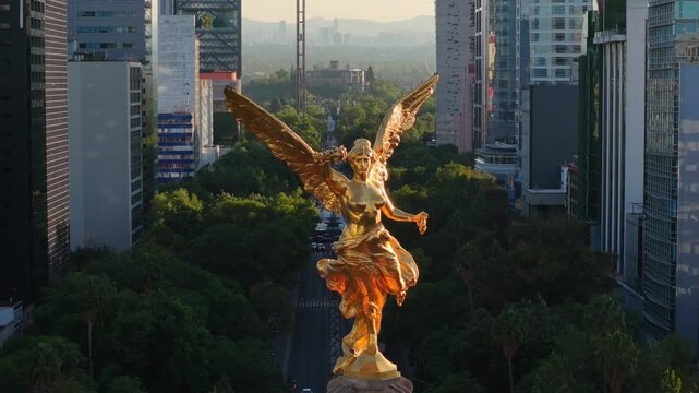 &Aacute;ngel de la Independencia dorado al amanecer entre rascacielos de Paseo de la Reforma, vista a&eacute;rea cinematogr&aacute;fica de Ciudad de M&eacute;xico, castillo de chapultepec