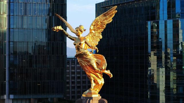 Vista a&eacute;rea del &Aacute;ngel de la Independencia sobre Reforma con edificios de fondo y luz dorada matutina