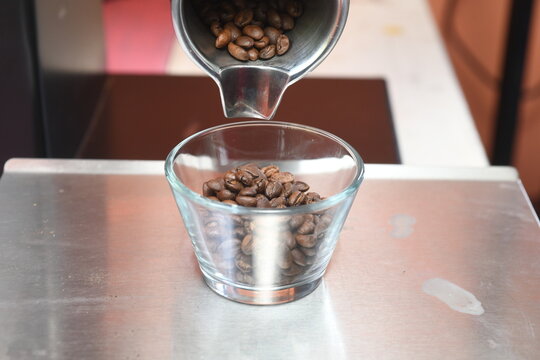digital switcher weighing the exact coffee quantity for tasting
