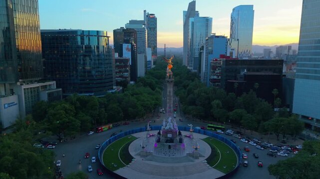 &Aacute;ngel de la Independencia al amanecer con skyline moderno de Ciudad de M&eacute;xico, toma a&eacute;rea con dron
