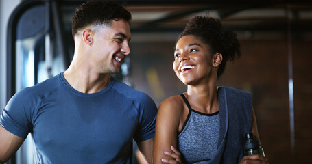 Obraz premium Fitness, team and people with laugh in gym, training discussion and workout advice for transformation. Health club, personal trainer or athlete with exercise tips for support, happy or wellness goals