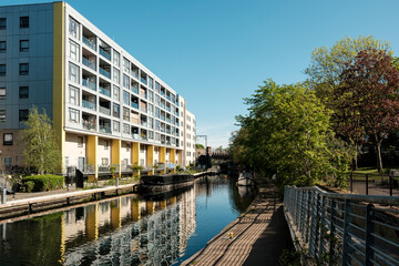 Fototapeta premium London canal views with modern waterside residential buildings