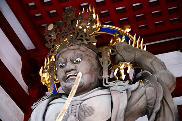 Tamonten statue at Koyasan 高野山・中門の多聞天像。胸にトンボの装飾 © MORIO