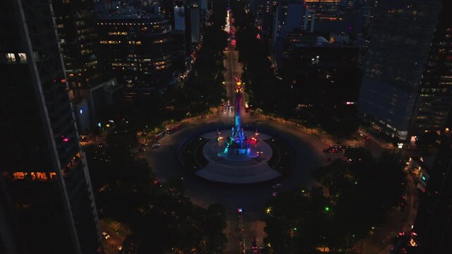 &Aacute;ngel de la Independencia iluminado al anochecer con skyline de Ciudad de M&eacute;xico, toma a&eacute;rea cinematogr&aacute;fica