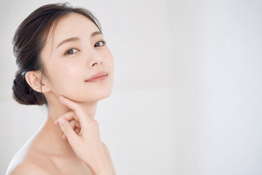 フェイスラインを触る美しい女性 Generative AI